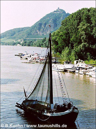 Am Fuß des Drachenfels